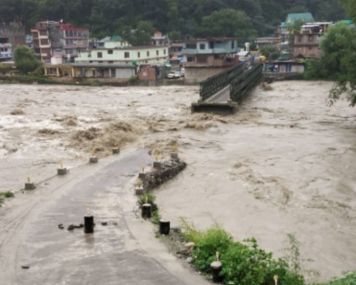 टूरिस्ट स्पॉट भागसूनाग में 12 कारें और एक दर्जन से ज्यादा बाइकें पानी के तेज बहावा में बह गईं।