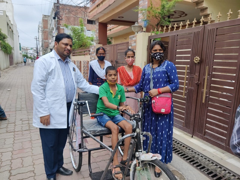 नई ट्राई साइकिल पर बैठ कर शिवा की खुशियों का ठिकाना नहीं रहा।