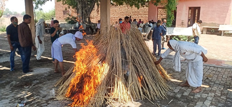 पुलिस की मौजूदगी में चारों का एक साथ अन्तिम संस्कार किया गया।