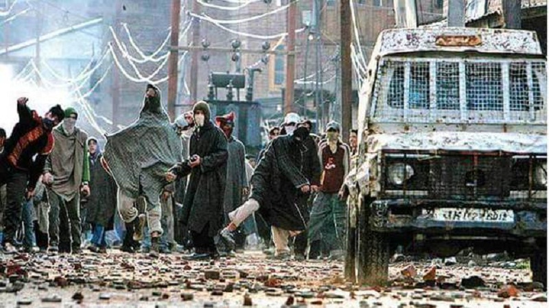 जम्मू-कश्मीर में सेना के जवानों पर पत्थर फेंकने वालों पर सरकार सख्त।