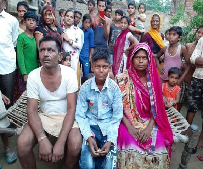 अपने पहले जन्म के ​माता - पिता के साथ चंद्रकांत उर्फ रोहित। फोटो साभार— दैनिक जागरण