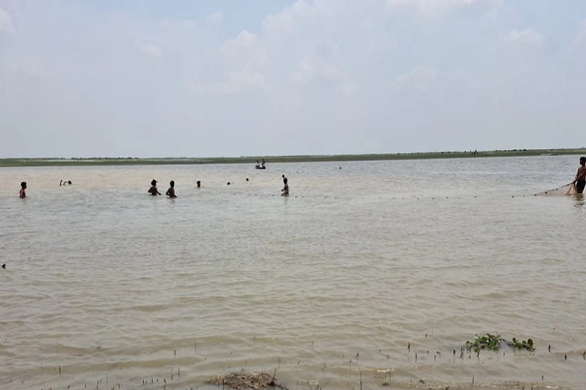 प्रशासन ने बचाव कार्य शुरू कर दिया है। मौके पर अफरा- तफरी मची हुई है।