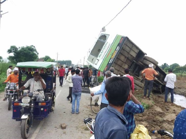 बस में सवार सभी यात्रियों को बाहर निकालकर, घायलों को अस्पताल पहुंचाया।