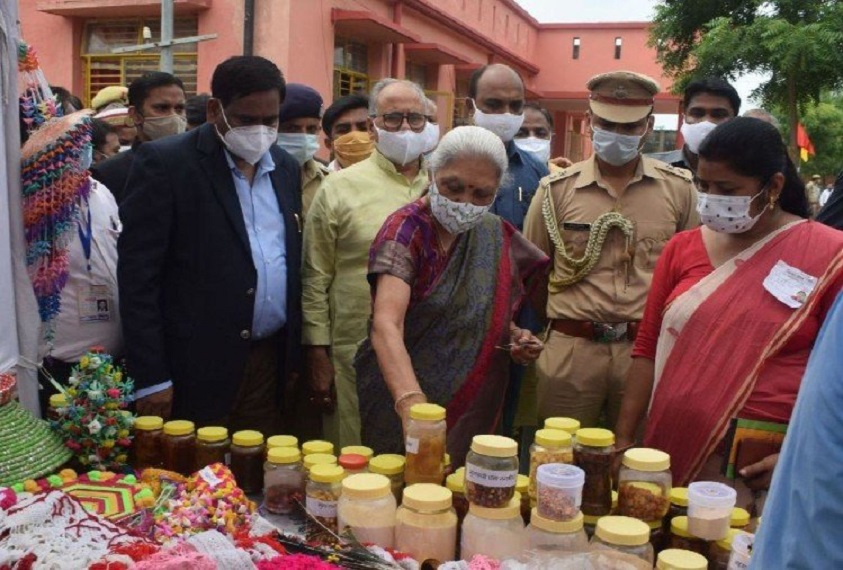 राज्यपाल ने कृषि विज्ञान केंद्र में जैविक उत्पादों की यूनिट को भी देखा।