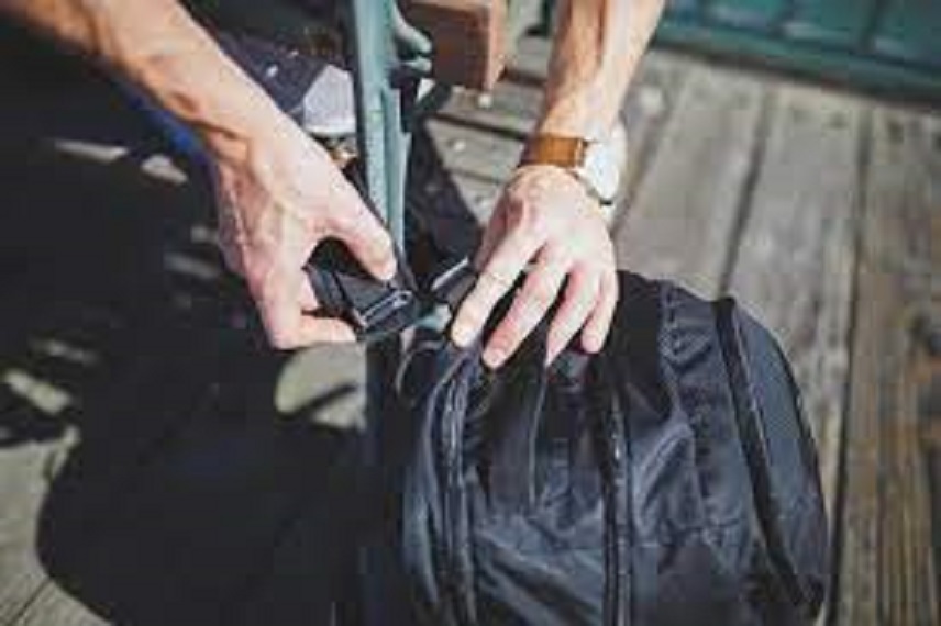 पीछे से चोरों ने बैग पर हाथ साफ कर कार से फरार हो गया।