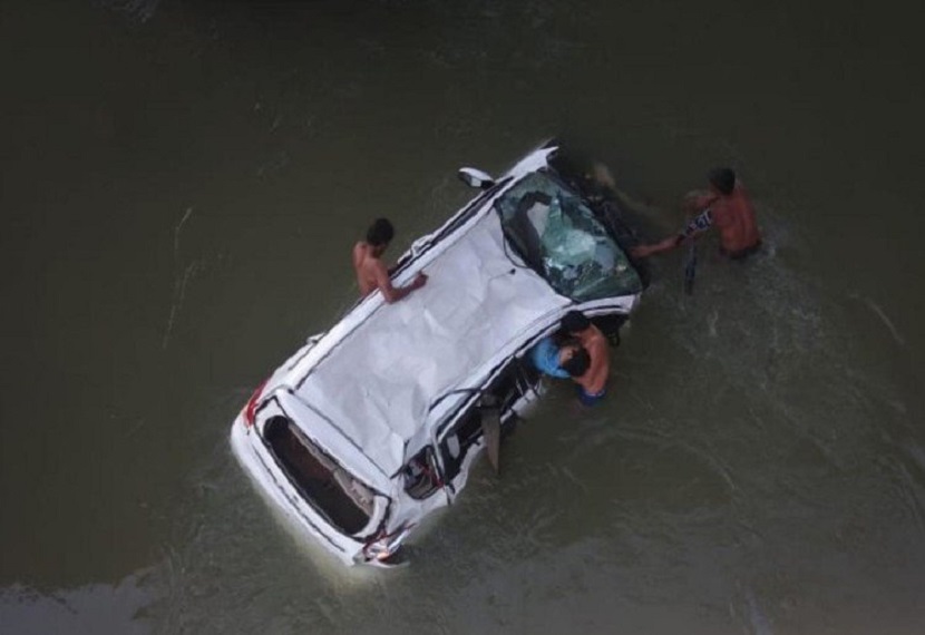 रास्ता भटक जाने के कारण उनकी कार तालाब में पलट गई।