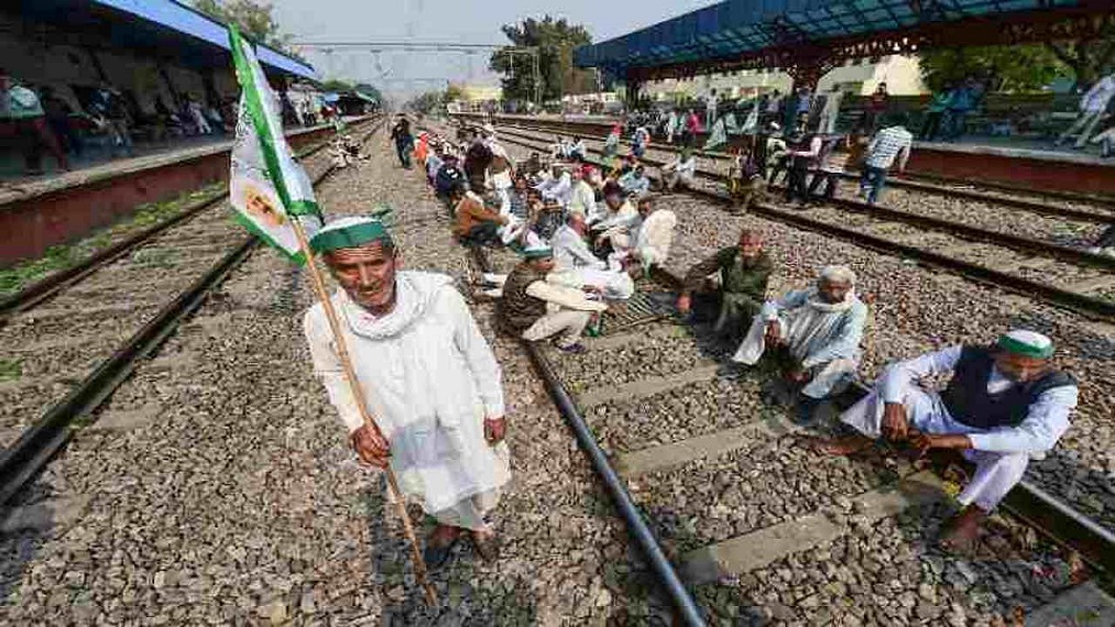 किसान नेताओं की गतिविधियों पर पैनी नजर बनाए हुए हैं ।