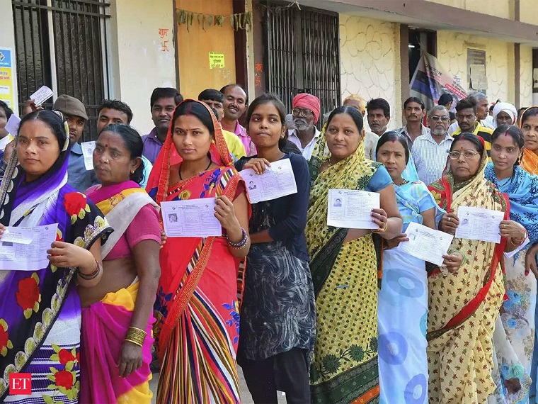 यूपी में मतदान के लिए लाइन में लगी महिलाएं। फाइल फोटो।
