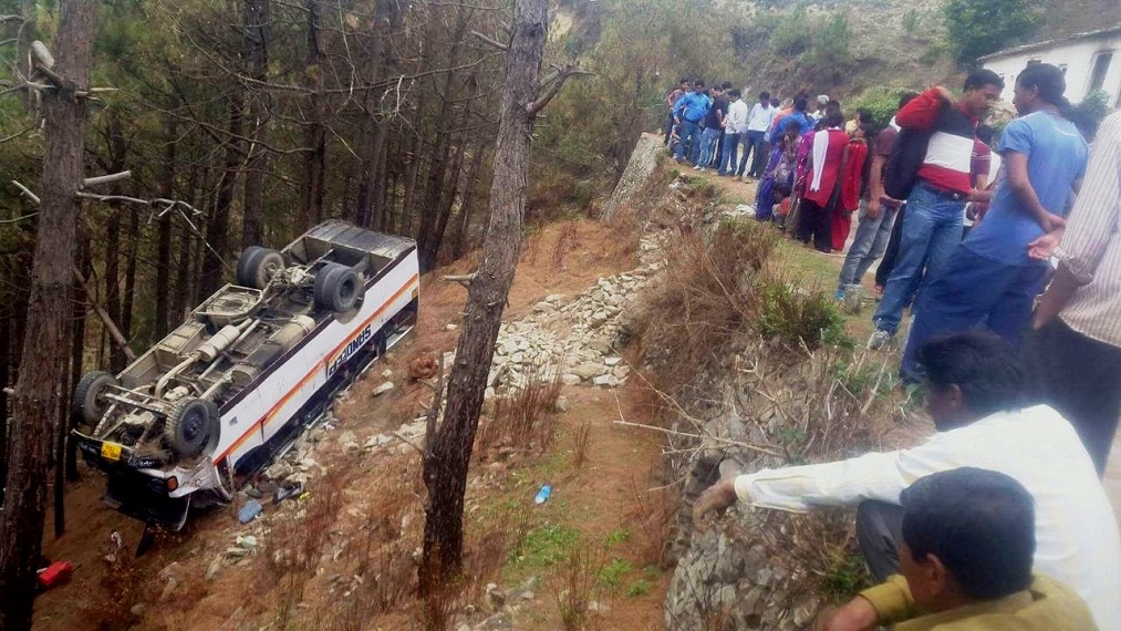 ग्रामीणों मौके पर पहुंचकर घायलों को निकालने की कोशिश कर रहे हैं।