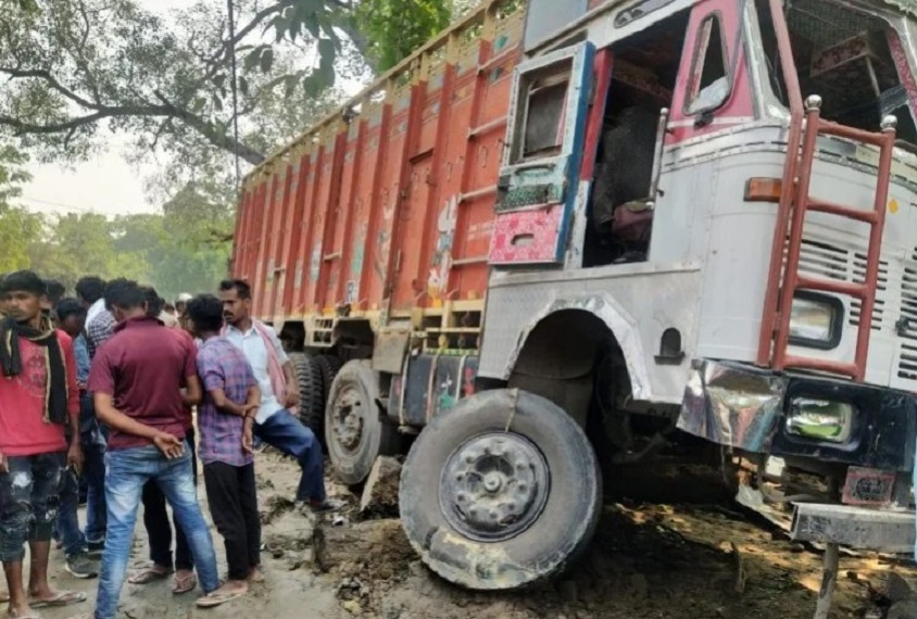 पुलिस ने मौके पर पहुंचकर चालक को किसी तरह बचाया।