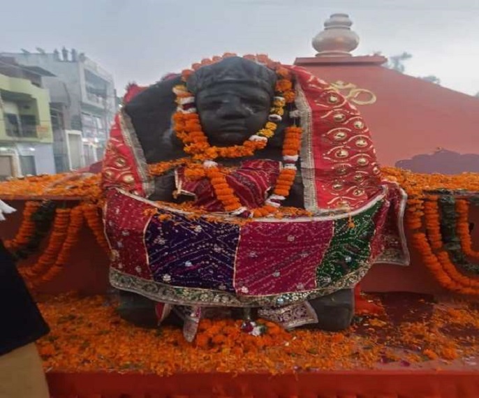 कासगंज मां की प्रतिमा पहुंचने पर हुई पूजा-अर्चना। फोटो साभार जागरण