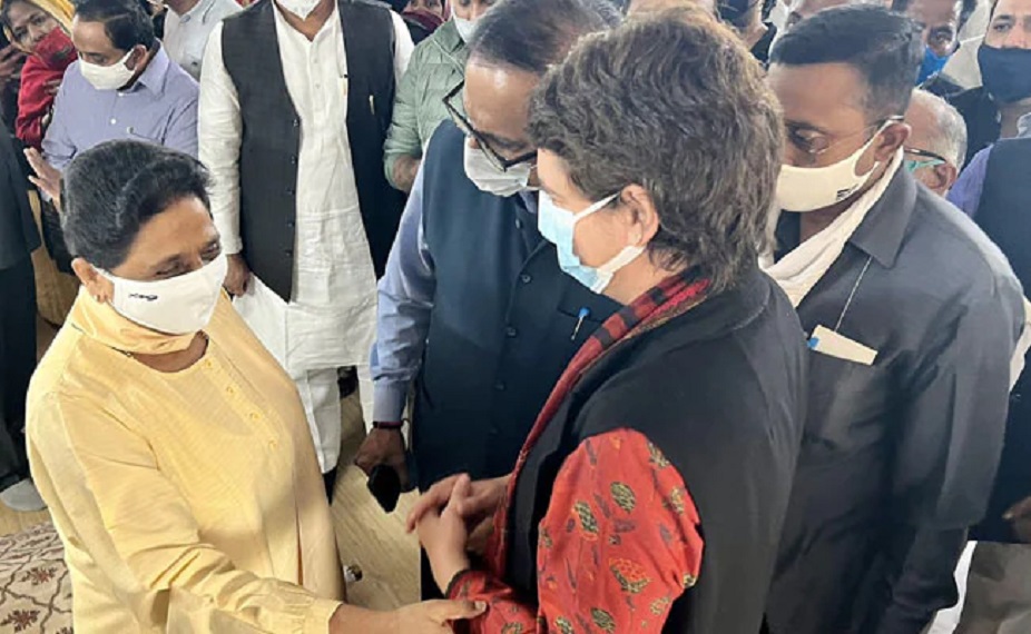 मायावती से मिलकर शोक संवेदनाए देतीं कांग्रेस महासचिव प्रियंका गांधी। फोटो सोशल मीडिया