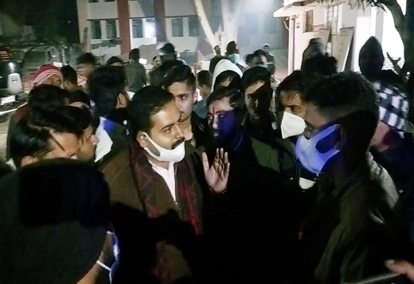 कार्यकर्ताओं ने थाने के बाहर जाम लगाने का भी प्रयास किया।