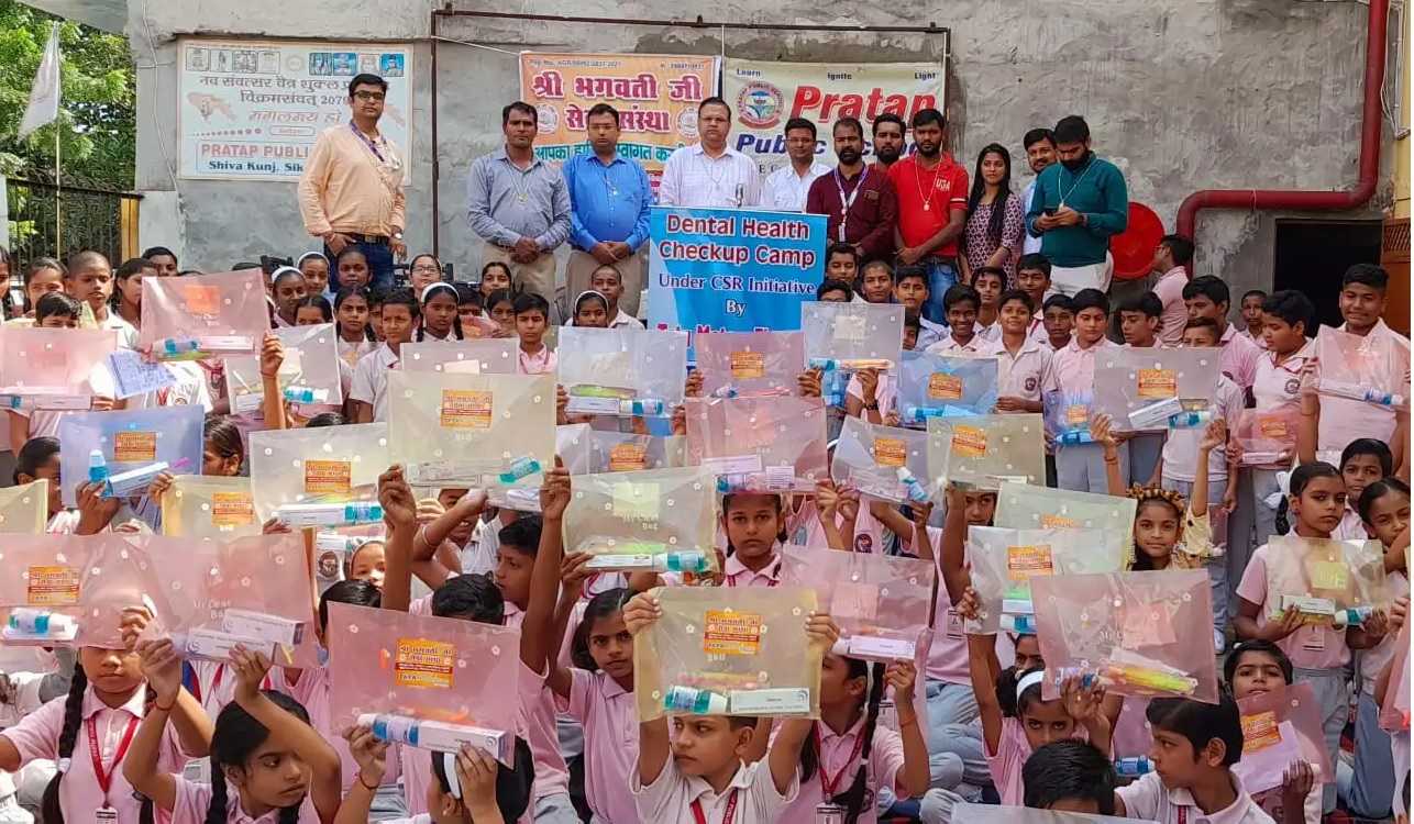 टाटा मोटर्स के प्रबंधक शाहनवाज अहमद ने बच्चों को दांतों की सुरक्षा के लिए किट वितरित की।