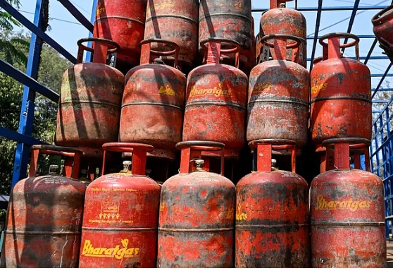 सिलिंडर की राशि डीबीटी के माध्यम से पात्र परिवार के मुखिया के खाते में भेजी जाएगी।