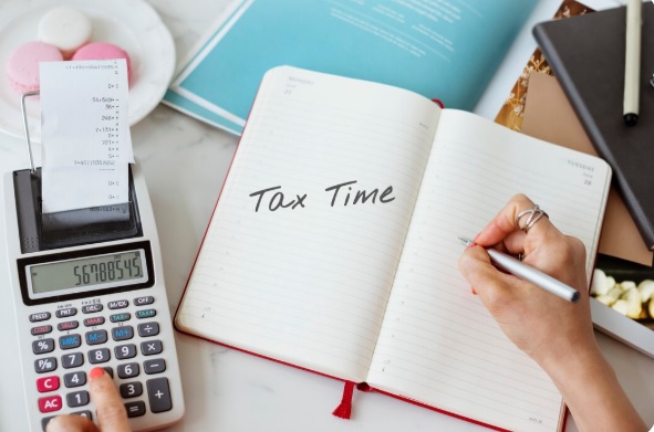 बीमा कंपनियों के साथ खाता-आधारित संबंध रखने के लिए पैन जरूरी कर दिया गया है।