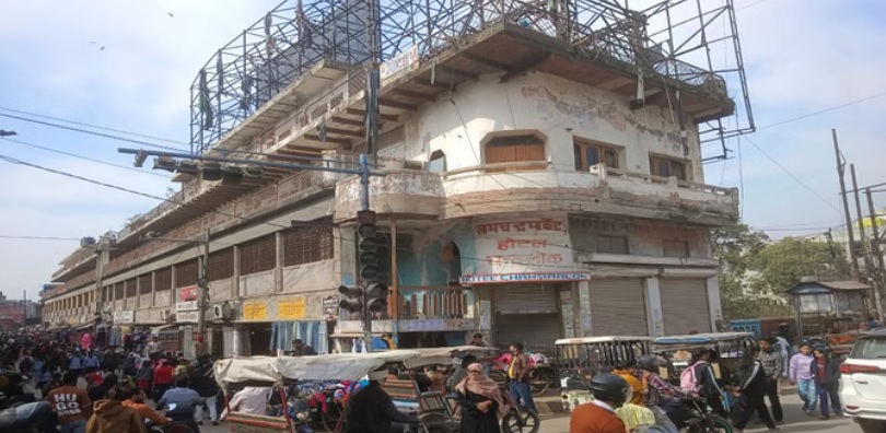 यह बेशकीमती जमीन विशेष शर्तों के साथ पट्टे पर रहने के लिए दी गई थी।