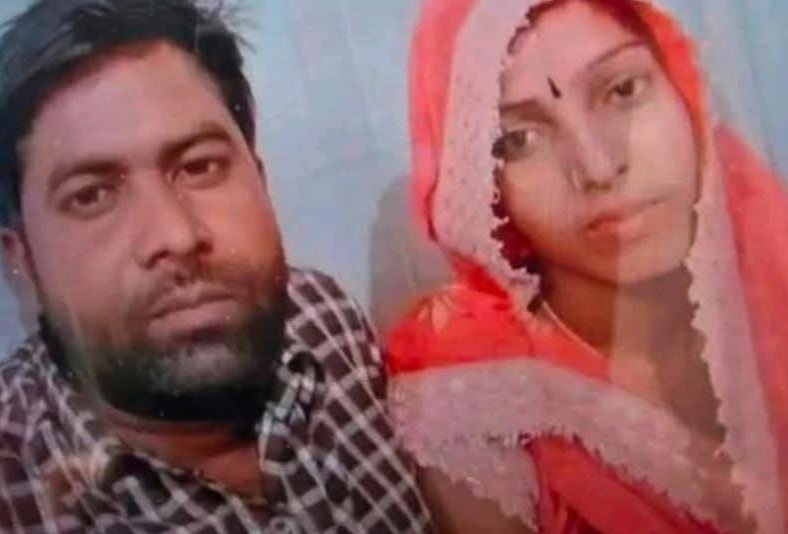 पुलिस को कमरे की दीवार पर एक सुसाइड नोट लिखा मिला है।